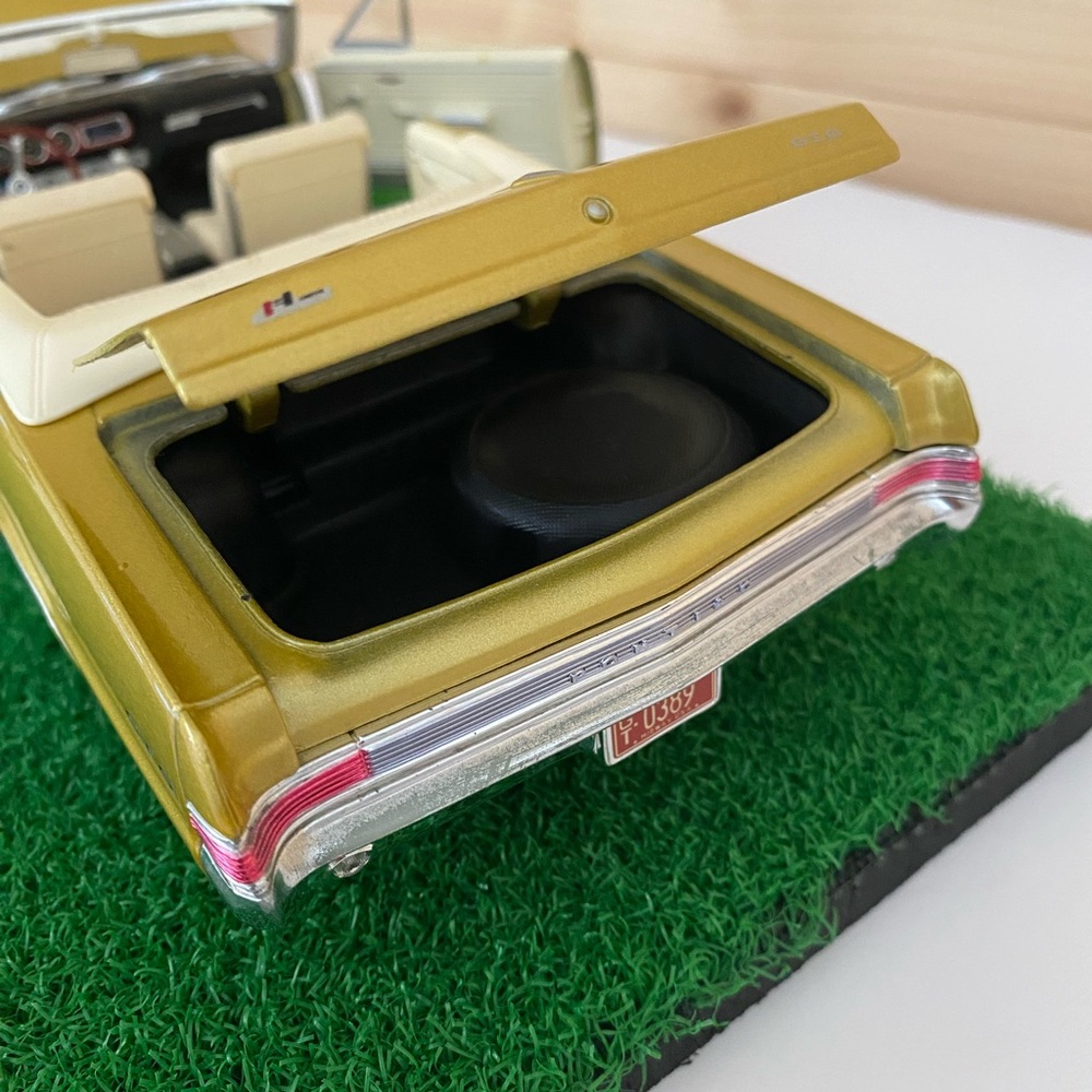 SOLD MAISTO 1965 Pontiac GTO Hurst Edition Convertible Gold 1:18 Diecast Collect - Picture 6 of 11